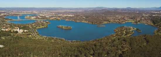 坎培拉市中央人工湖泊／資料來源：創用CC（JJ Harrison 攝）