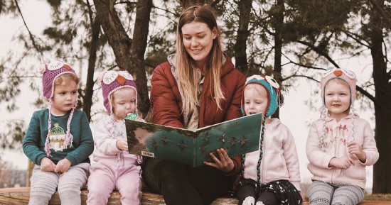 在戶外與幼童分享澳洲自然圖畫書籍／耶拉伯姆巴拉濕地自然保護區提供