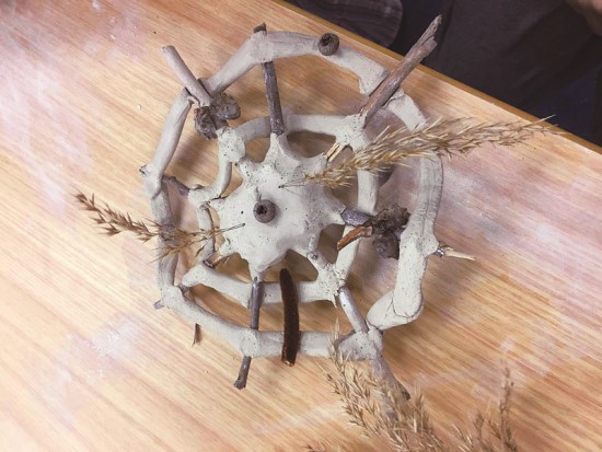 孩童先在濕地尋找素材，透過實際自然五感觀察來認識植物，最後利用陶土把植物素材做成陶土裝飾品／耶拉伯姆巴拉濕地自然保護區提供