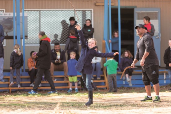 製作原住民使用在打獵上的迴力鏢／耶拉伯姆巴拉濕地自然保護區提供