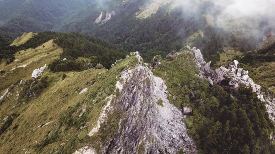 臺灣的高山景致壯麗、山勢巍峨(南湖南峰)/內政部營建署國家公園組提供