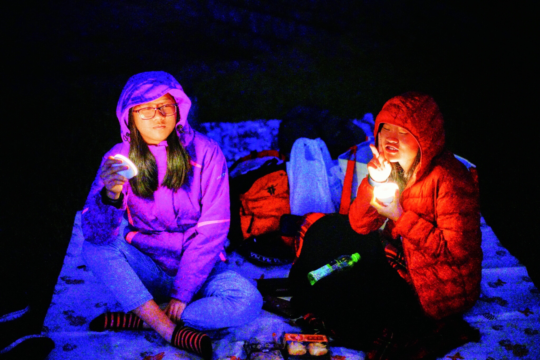 為了等待難得的流星雨,皮米、皮琁在陽明山擎天崗草原冷中作樂/楊懷智 攝