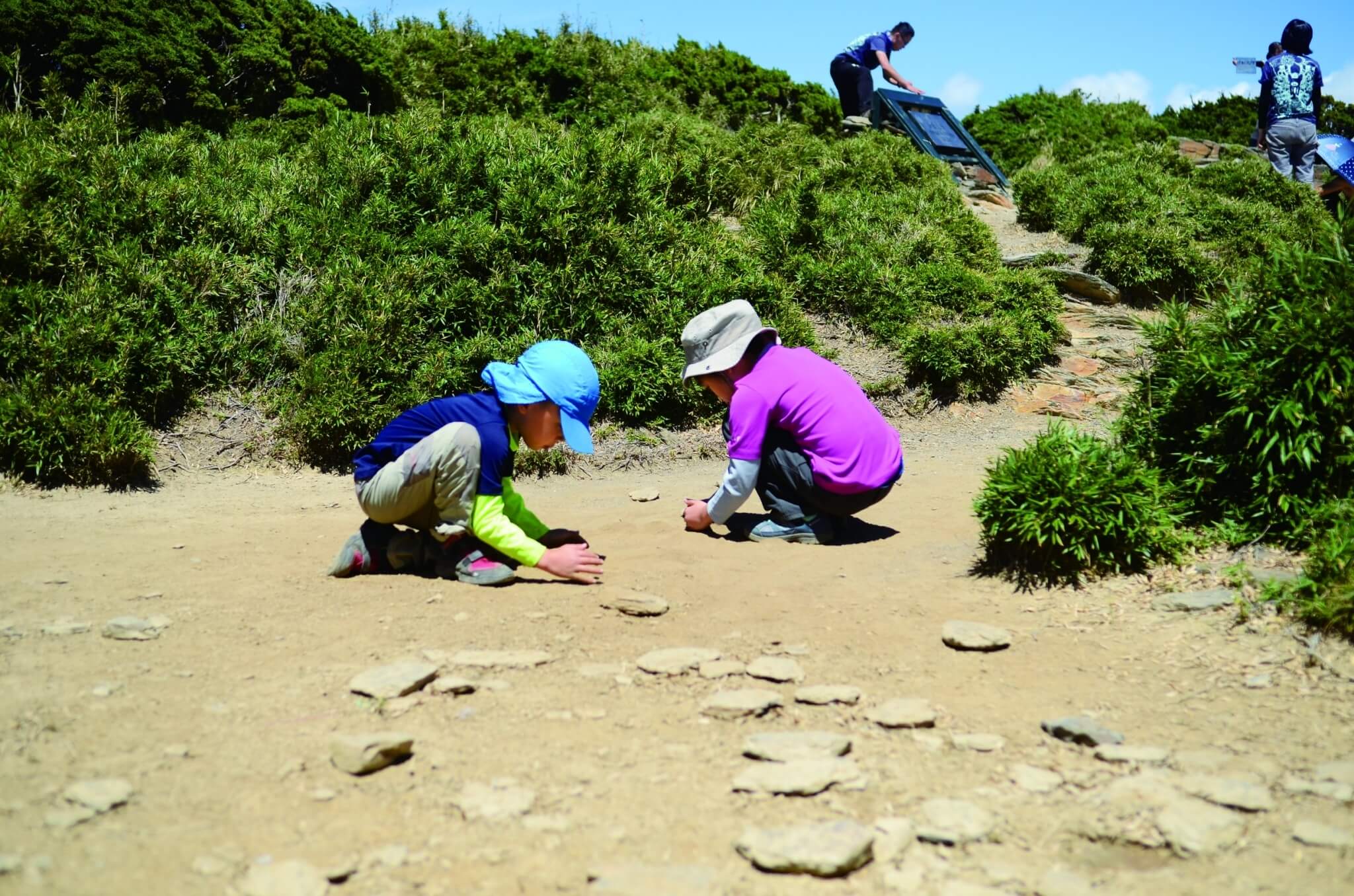 一塊石頭、一片沙地,都能讓孩子們玩得不亦樂乎/胡景程 攝