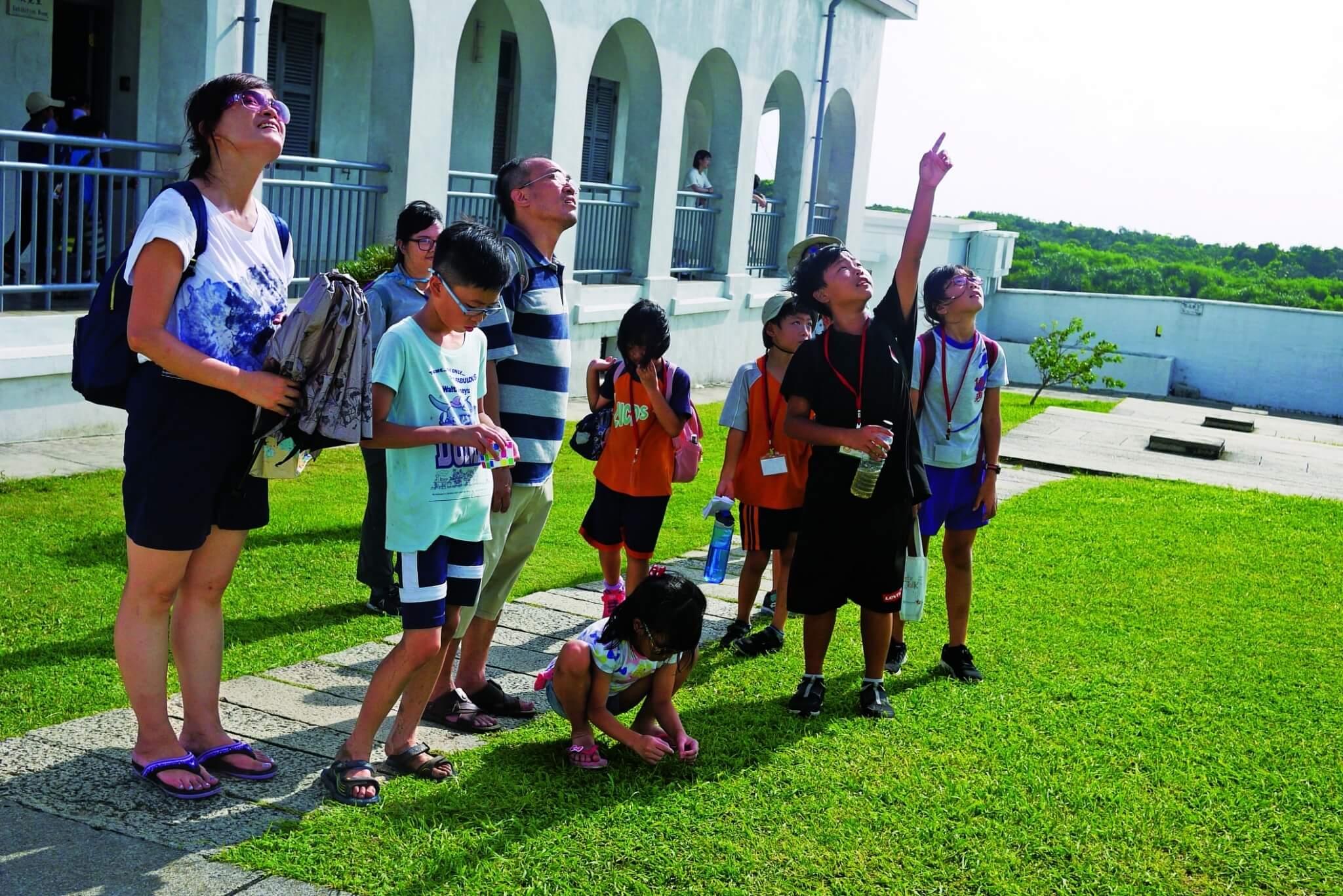 小小解說員為遊客解說鵝鑾鼻燈塔/墾管處 提供