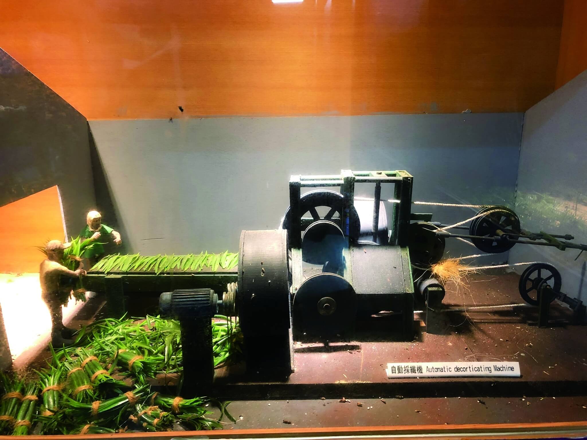 搭配自動採纖機運作過程的示意模型,歷史變得更加鮮活/墾管處 提供