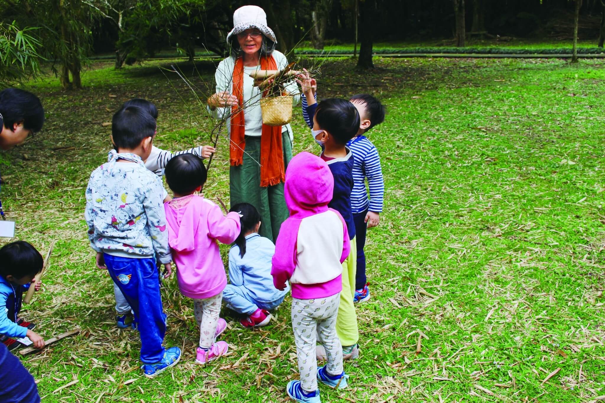 老師隨手撿起的樹枝,都能成為孩童們親近自然的教材