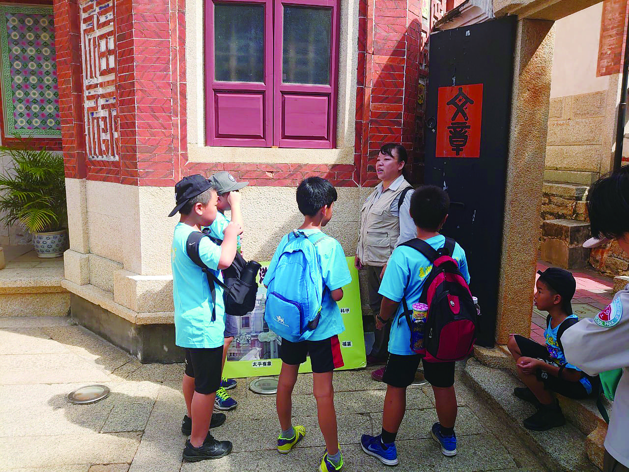 遊走在傳統閩南建築聚落間,慢慢靜下心感受生活與歷史交織的況味