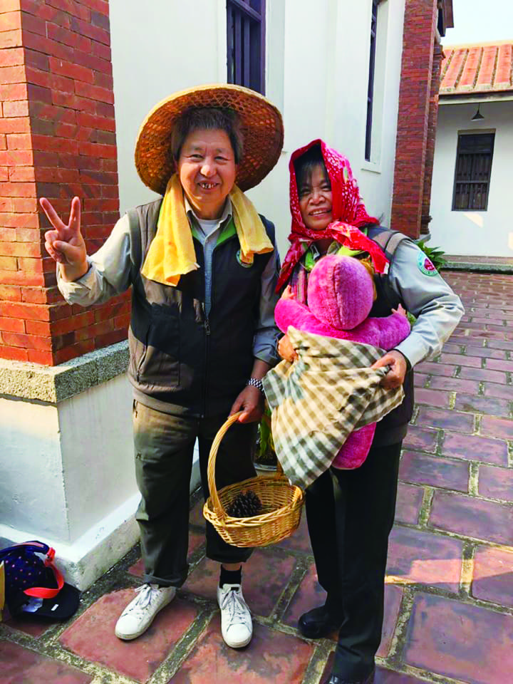 解說員們使出渾身解數,以戲劇呈現先民在此生活的片段