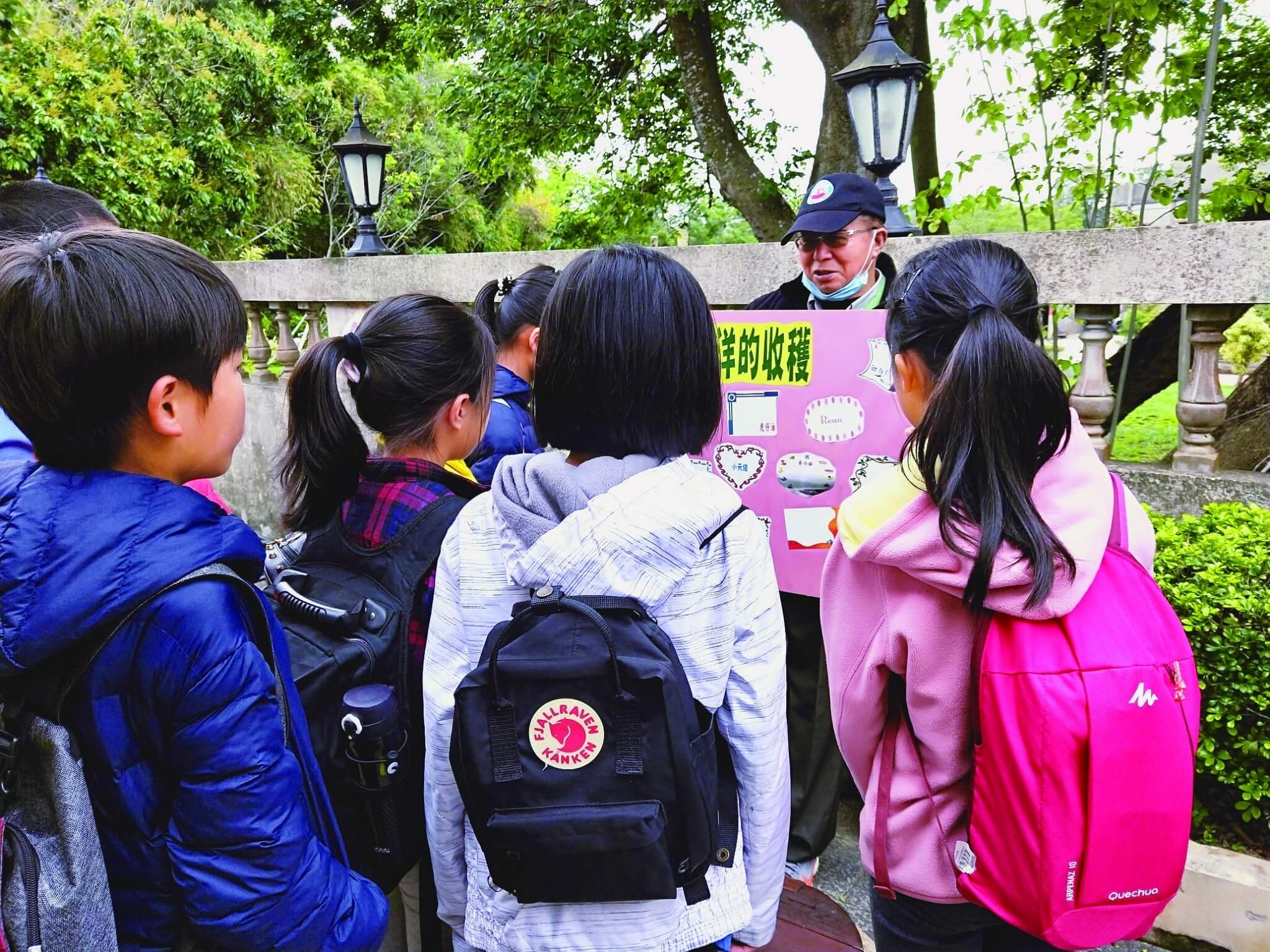 解說員自製手板,帶領學童思考環境的變化