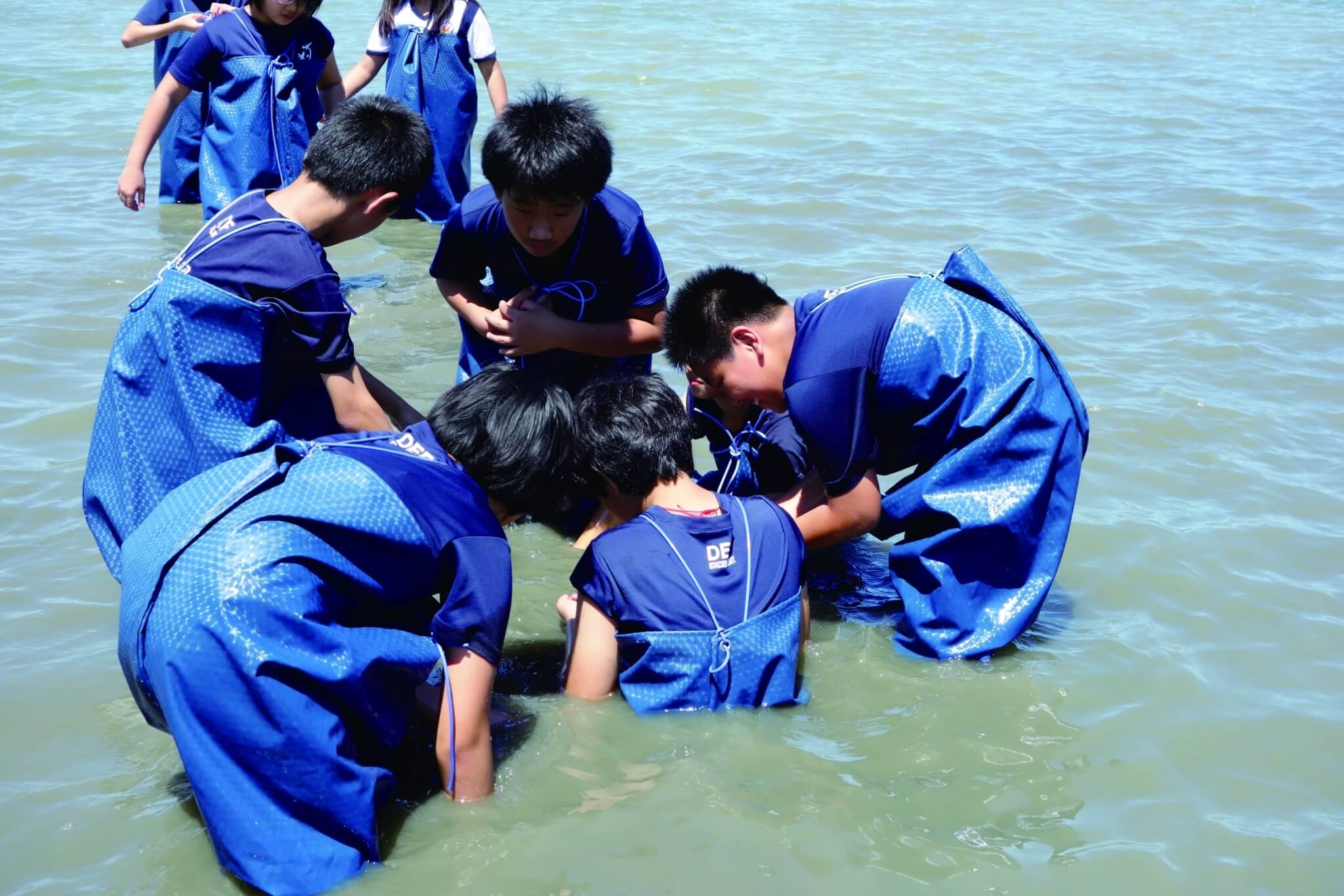 高年級學童透過實際下水捕撈,感受在地產業獨特且辛苦的一面