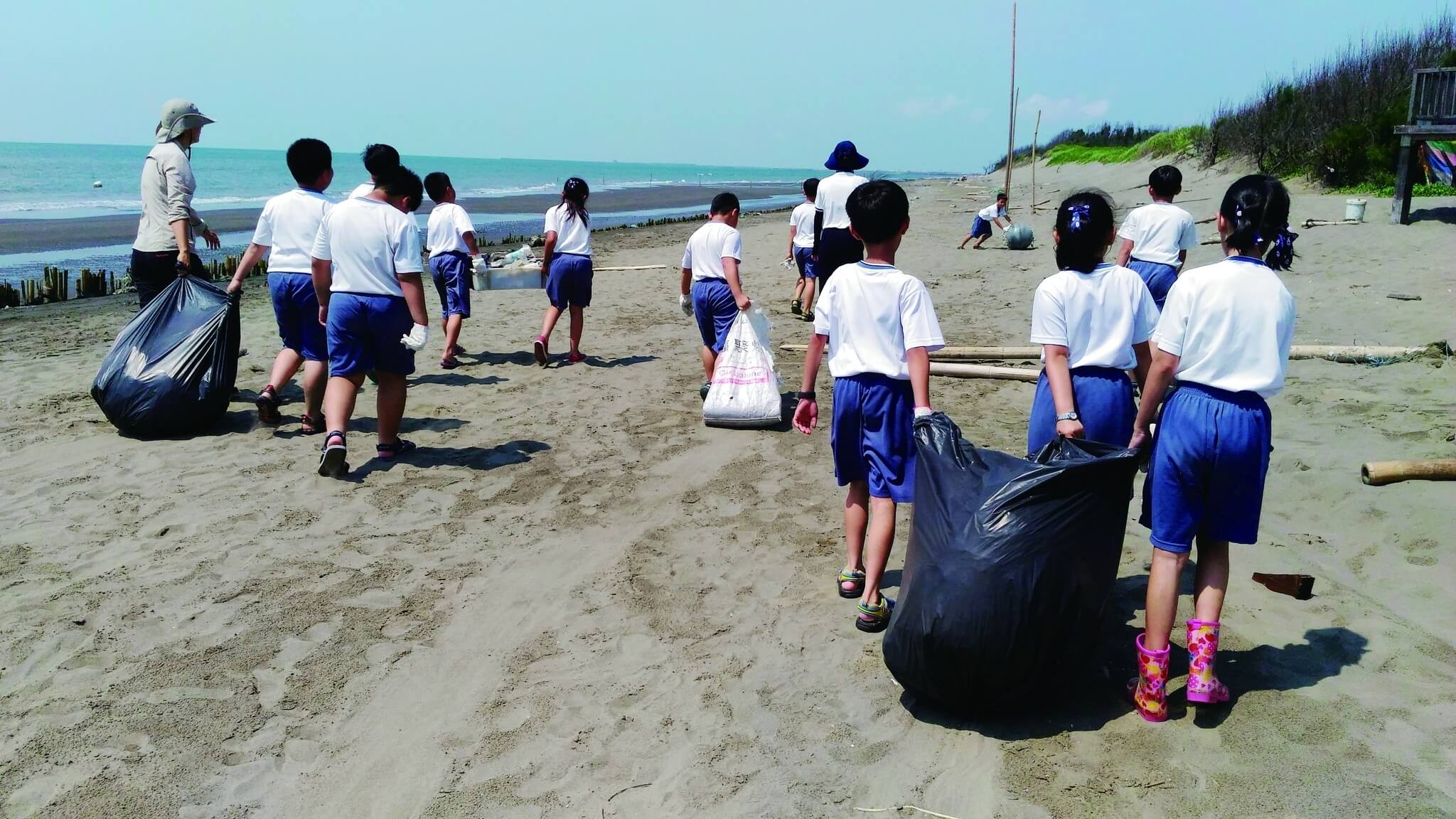 「淨灘」讓學習到的環保知識化為有益環境的行動