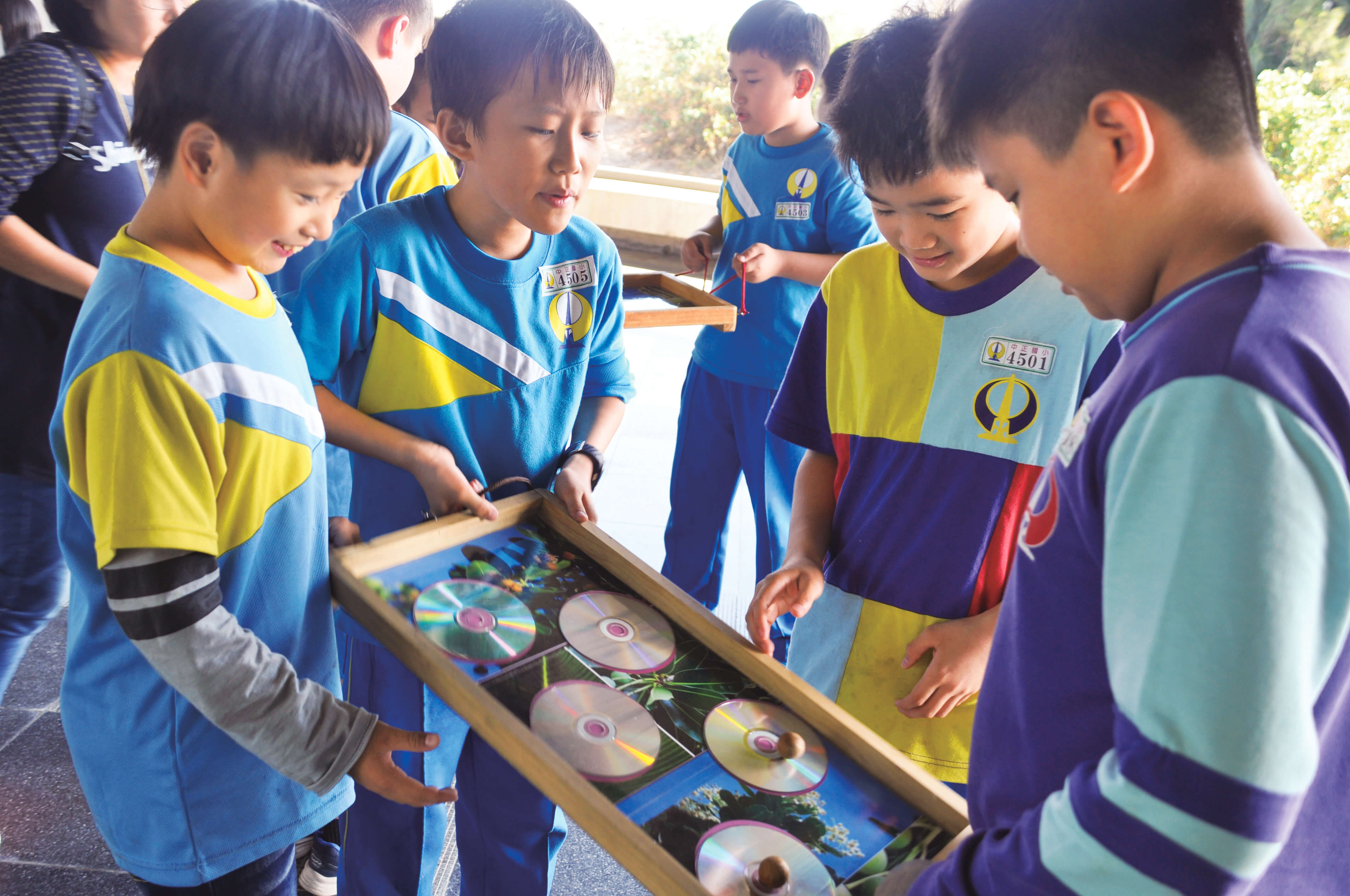 「瓊崖樂」需要團隊合作讓瓊崖海棠的種子依序進洞,考驗手眼協調與團隊協作,還能認識植物種子/高美濕地遊客中心 提供