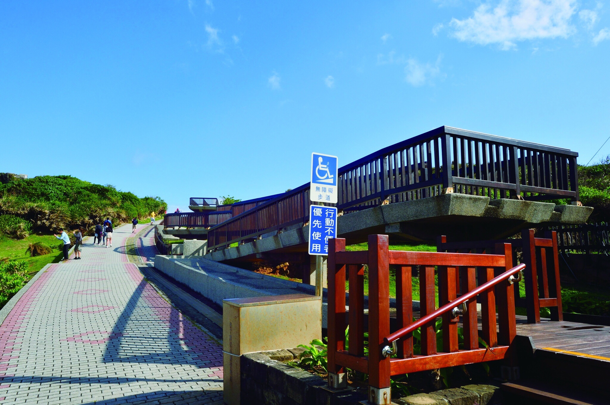 貓鼻頭公園友善步道有清楚的無障礙指示牌／陳忠能攝
