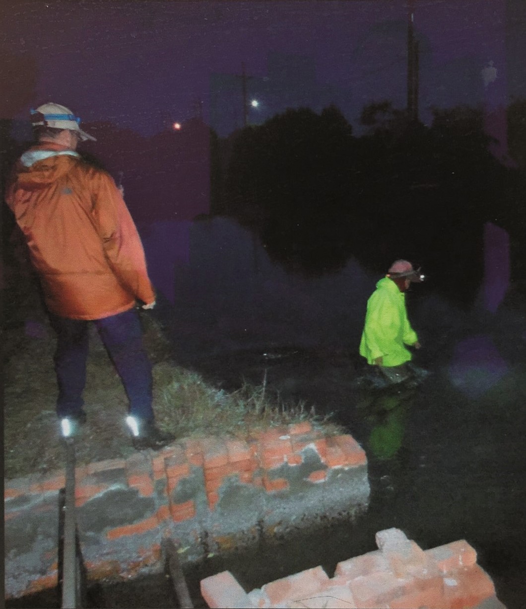 曾分隊長（褐色外套半夜埋伏取締違法補撈）