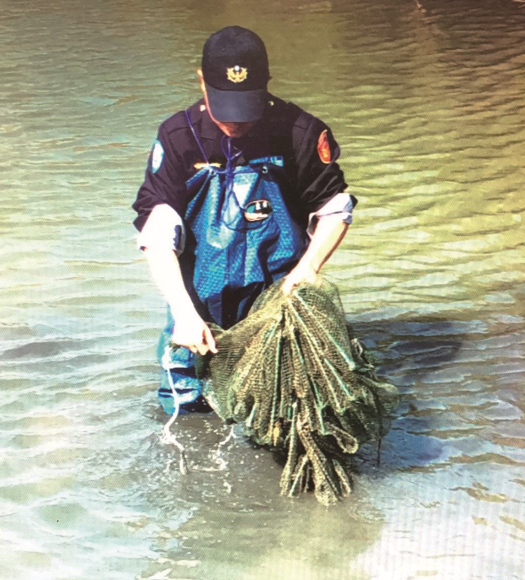 水裡的漁網可能威脅動物的生命安全