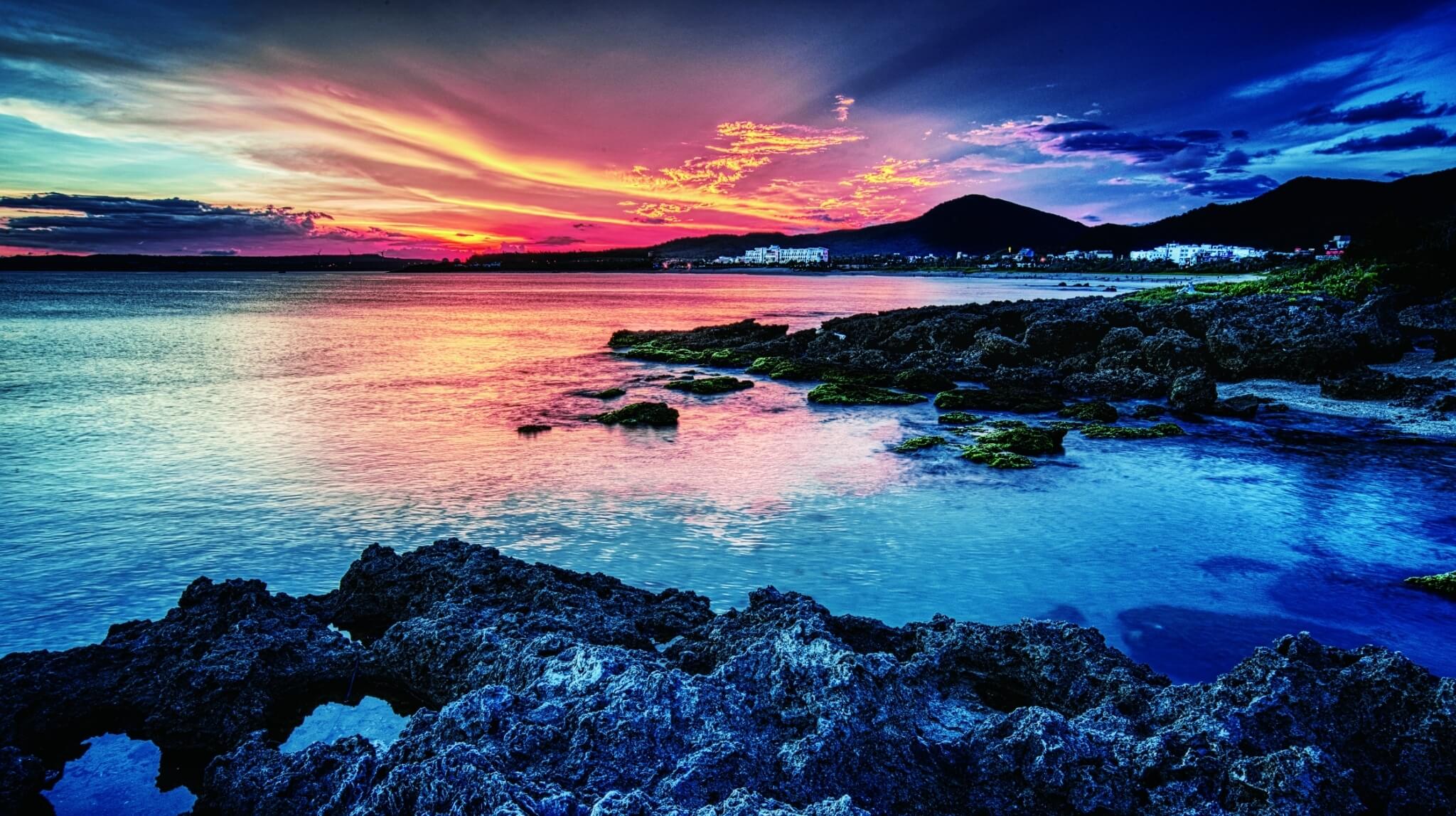 只要行動前多想一點,就能守護臺灣珍貴的自然資源(圖為墾丁國家公園海岸)/楊懷智