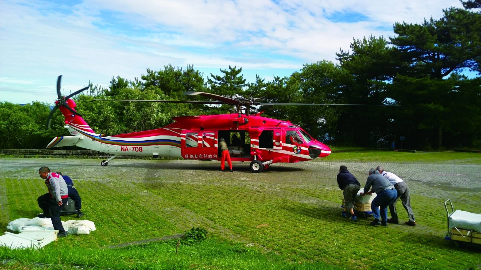 空勤直升機協助將總重量達4,600 公斤的材料運至玉山北峰進行更新作業/玉管處 提供