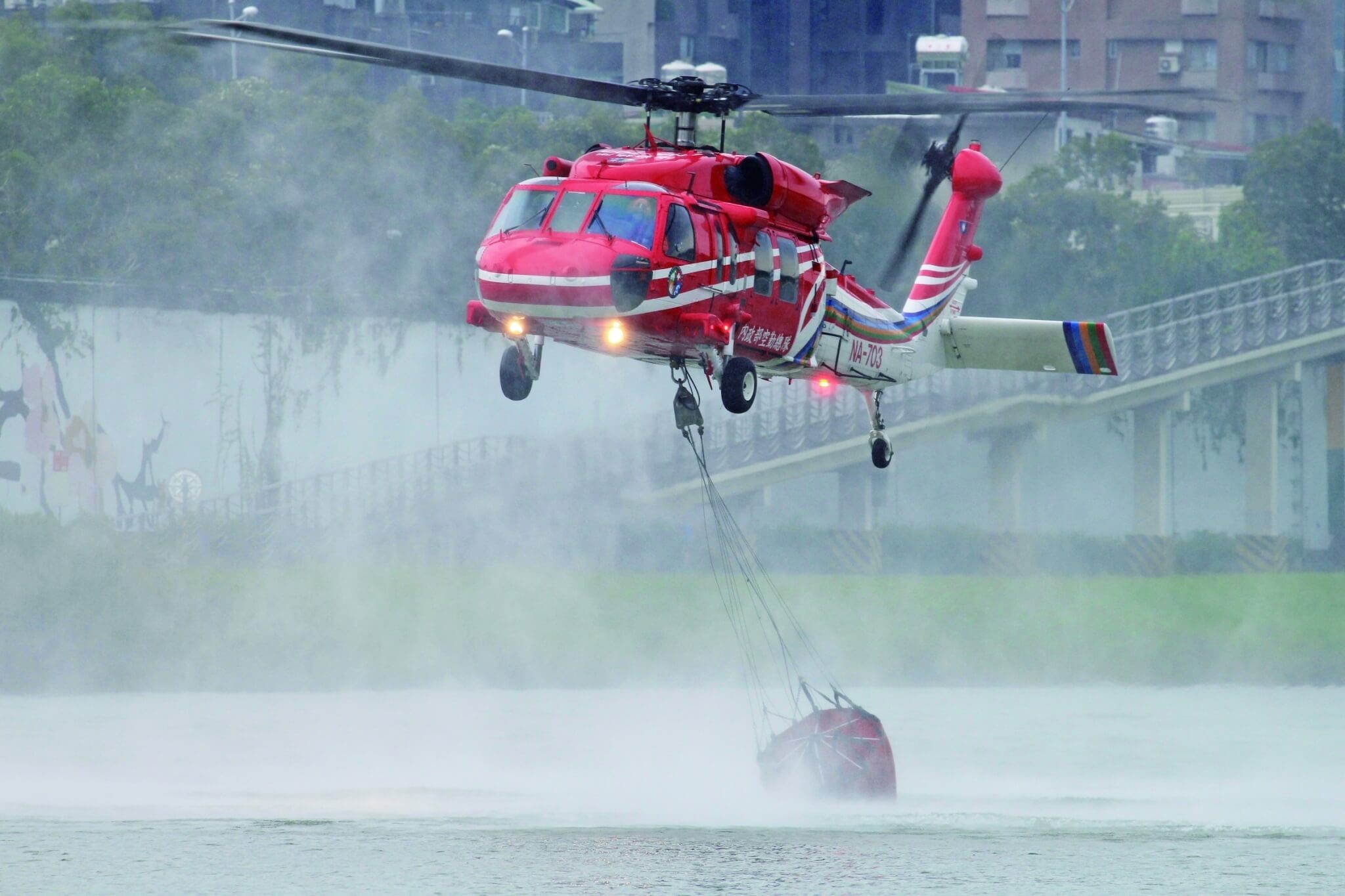 空中滅火取水救援演練 /空勤總隊 提供