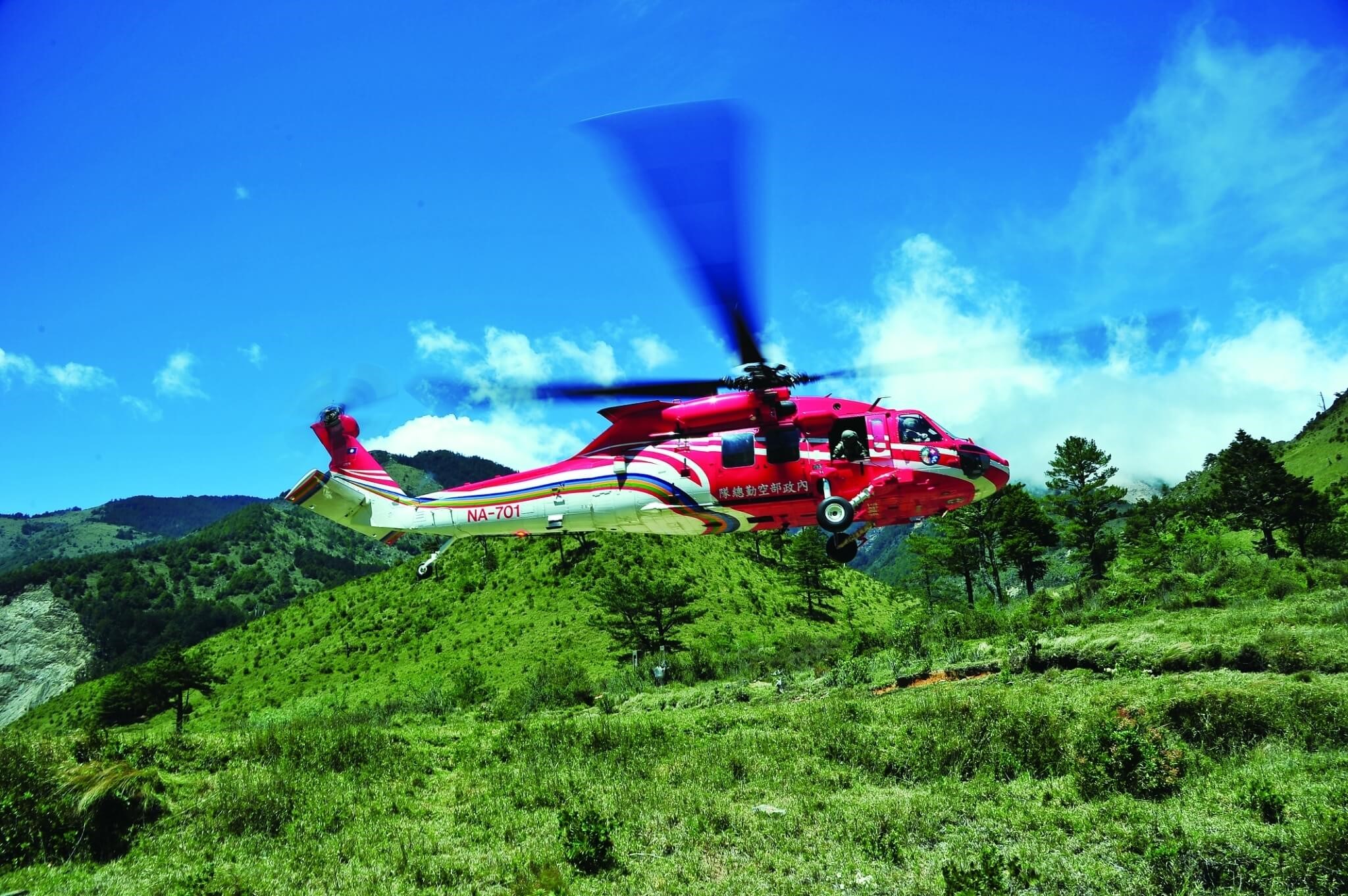 每一次出勤,所有人員都帶著高度的警覺心與救人使命感,期盼能達成任務
(圖中正在執行八通關山難搜尋)/空勤總隊 提供