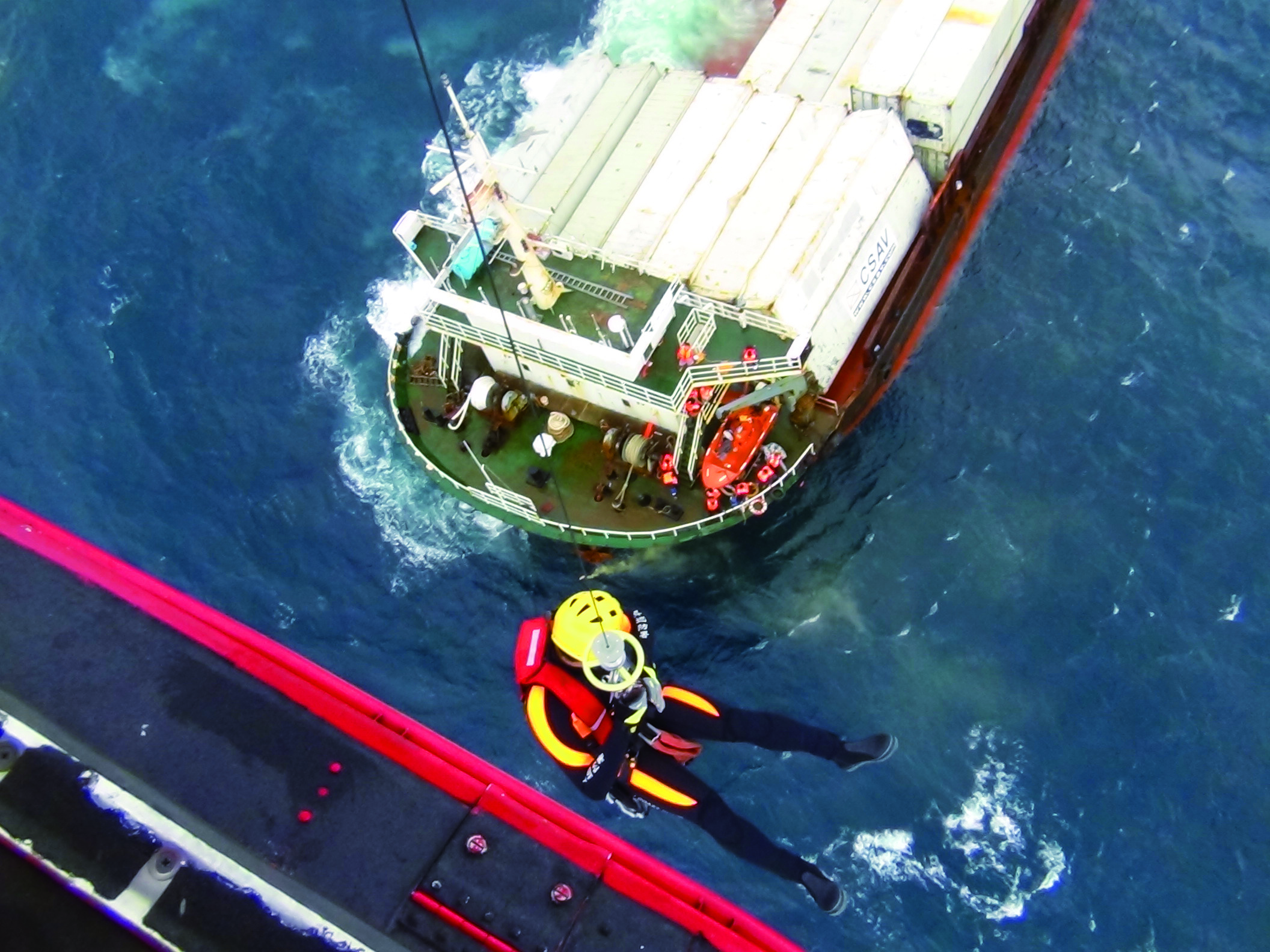 2017 年,巴拿馬籍貨輪在桃園外海故障擱淺,嚴重傾斜,由空勤緊急救援/空勤總隊 提供