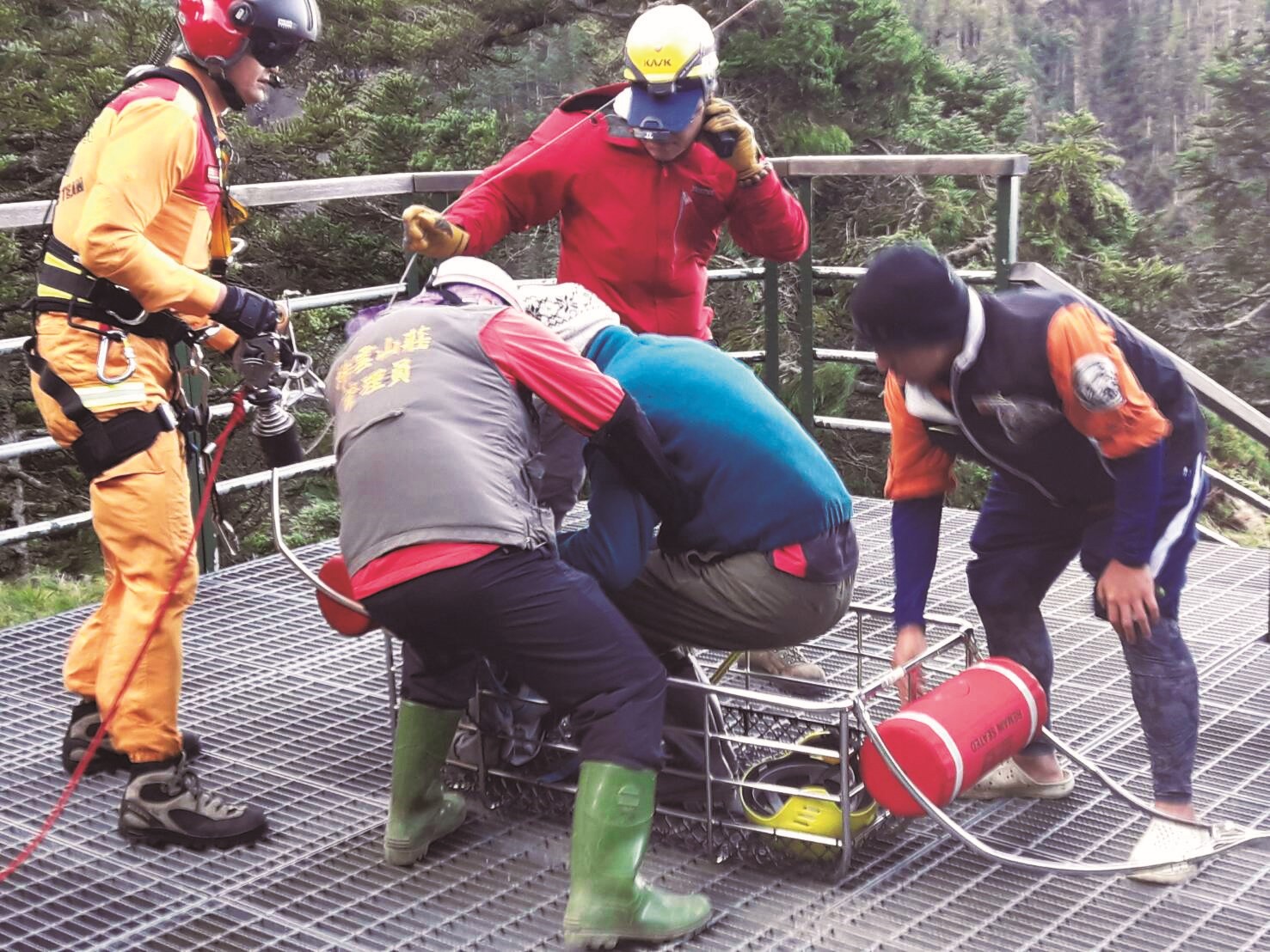 眾人協助待救山友進行直升機吊掛/玉管處 提供