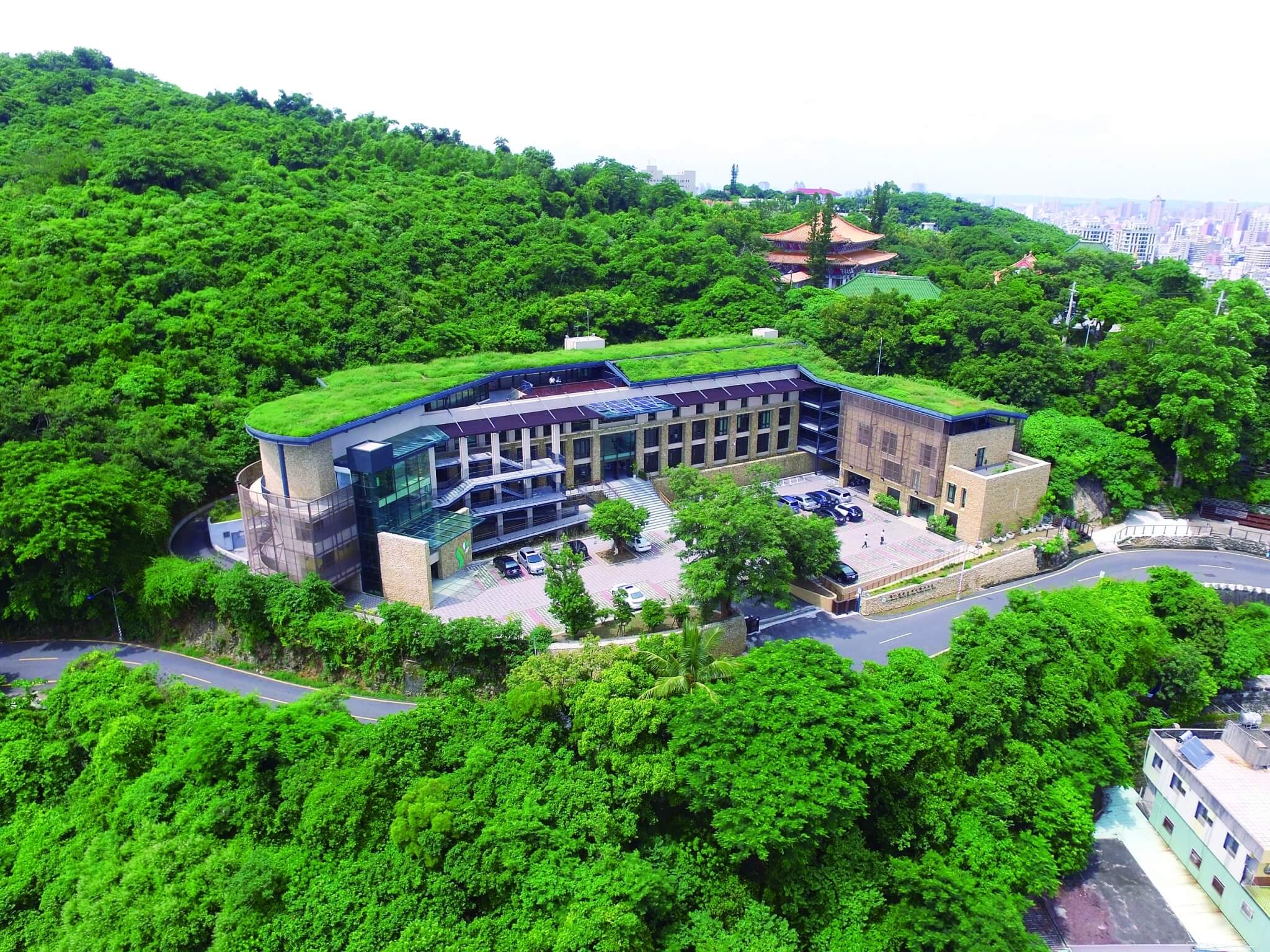 改建後的遊客暨行政中心，融入壽山地景