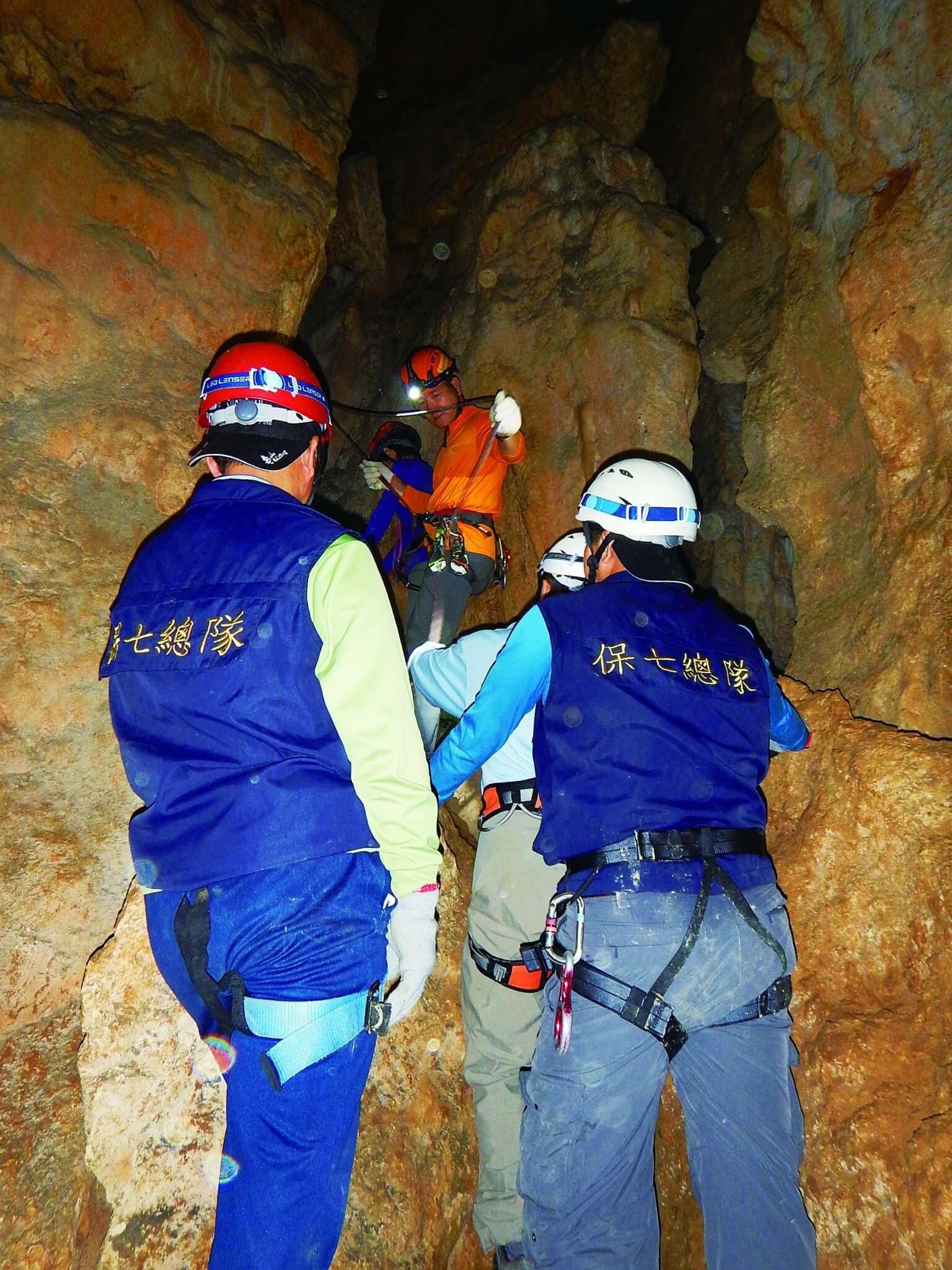 探洞行程須事先申請，由專人帶領