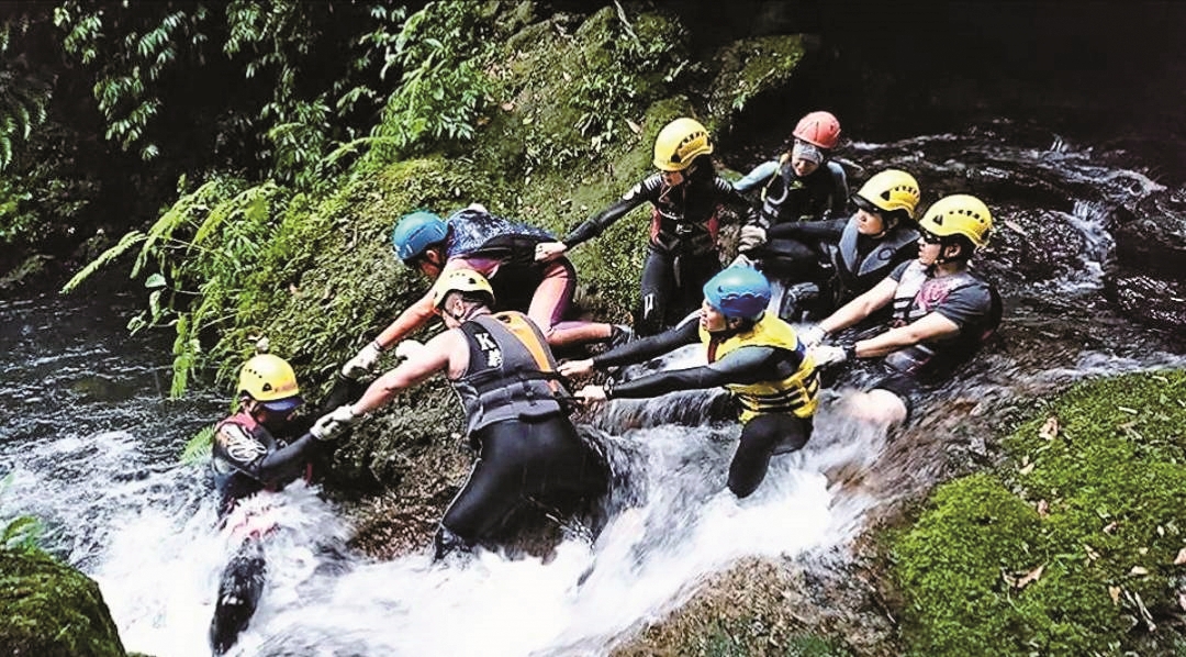 小鬍子冒險學校多年來帶領許多人透過溯溪、登山感受自然魅力/戴昌盛 提供