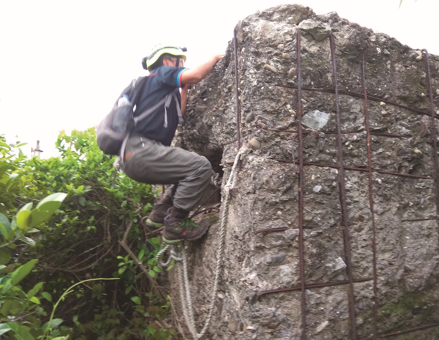 舊城文化協會探勘半屏山北砲臺/郭吉清 提供