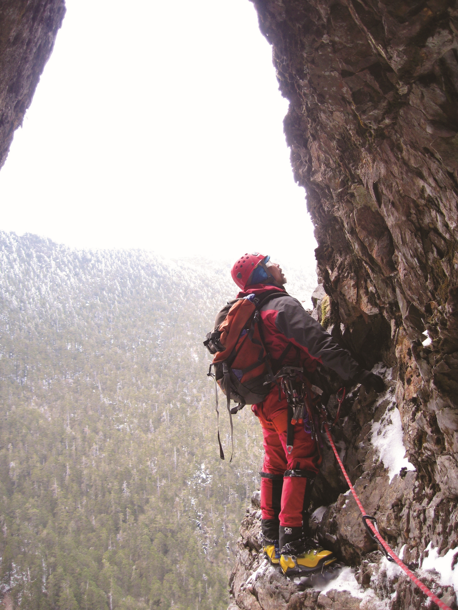 不同季節攀登山岳的裝備與技巧完全不同，相關訓練必須扎實進行／戴昌盛 提供，兩張照片
