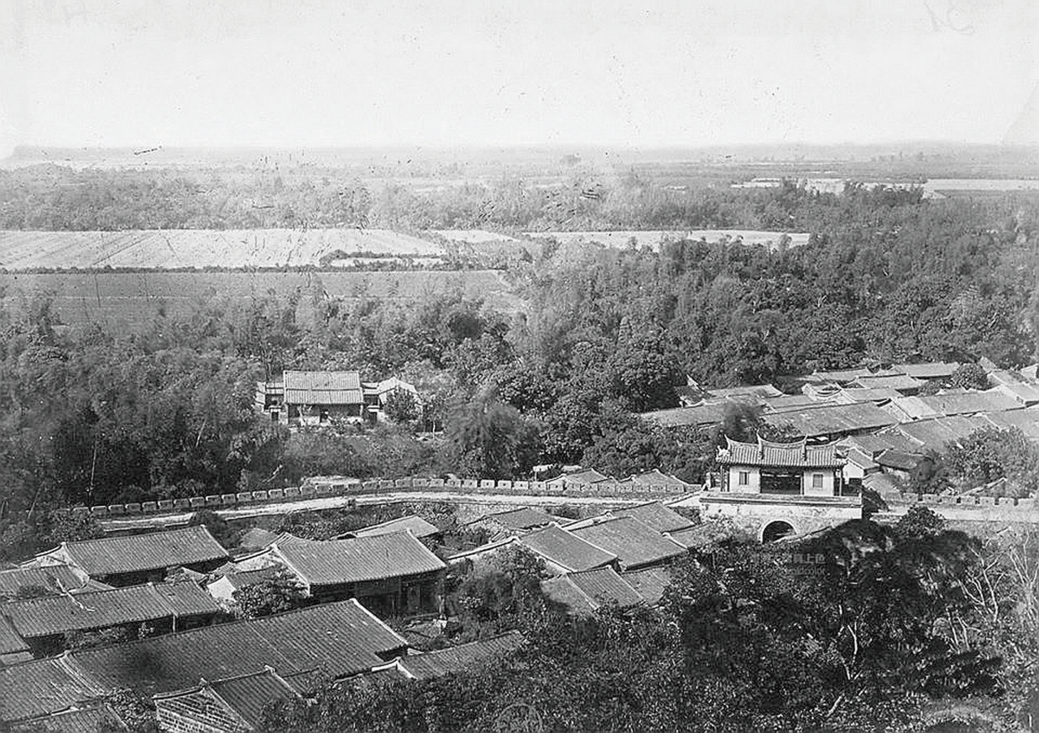 1860 年的舊城北門黑白照/郭吉清 提供