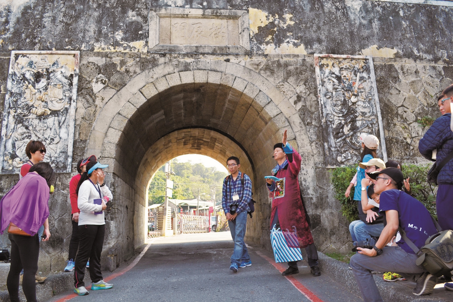 導覽員身著清朝官服,讓舊城北門導覽更加生動/郭吉清 提供