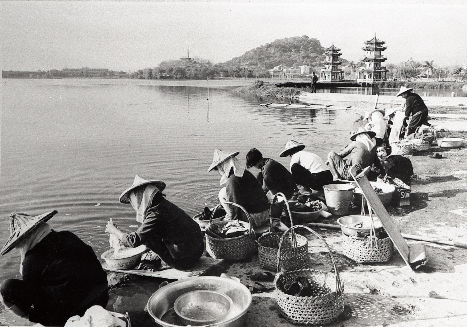 50 年代的龜山與蓮池潭/ 郭吉清 提供