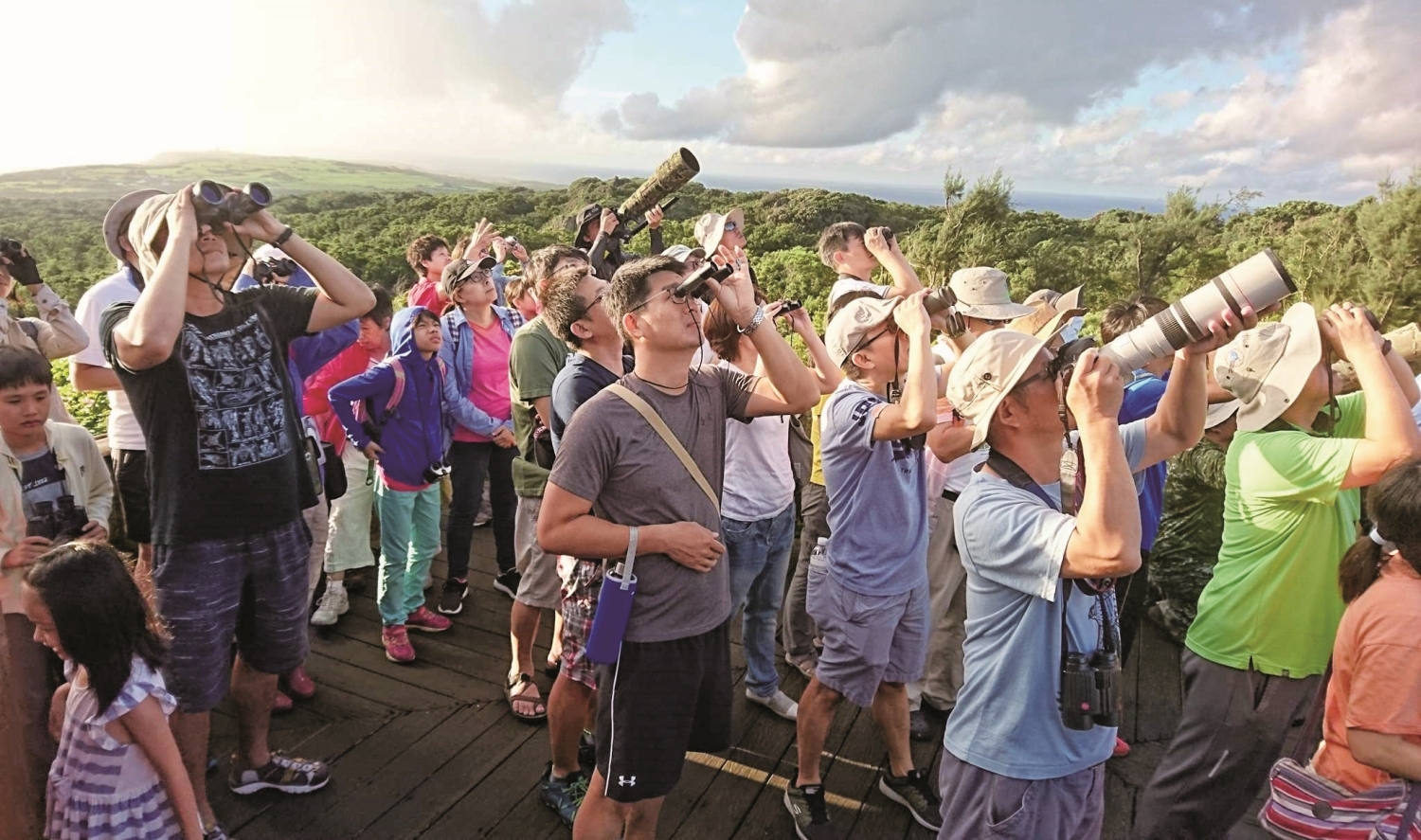 賞鷹時,民眾也會主動詢問鳥會人員學習觀賞訣竅/墾管處 提供