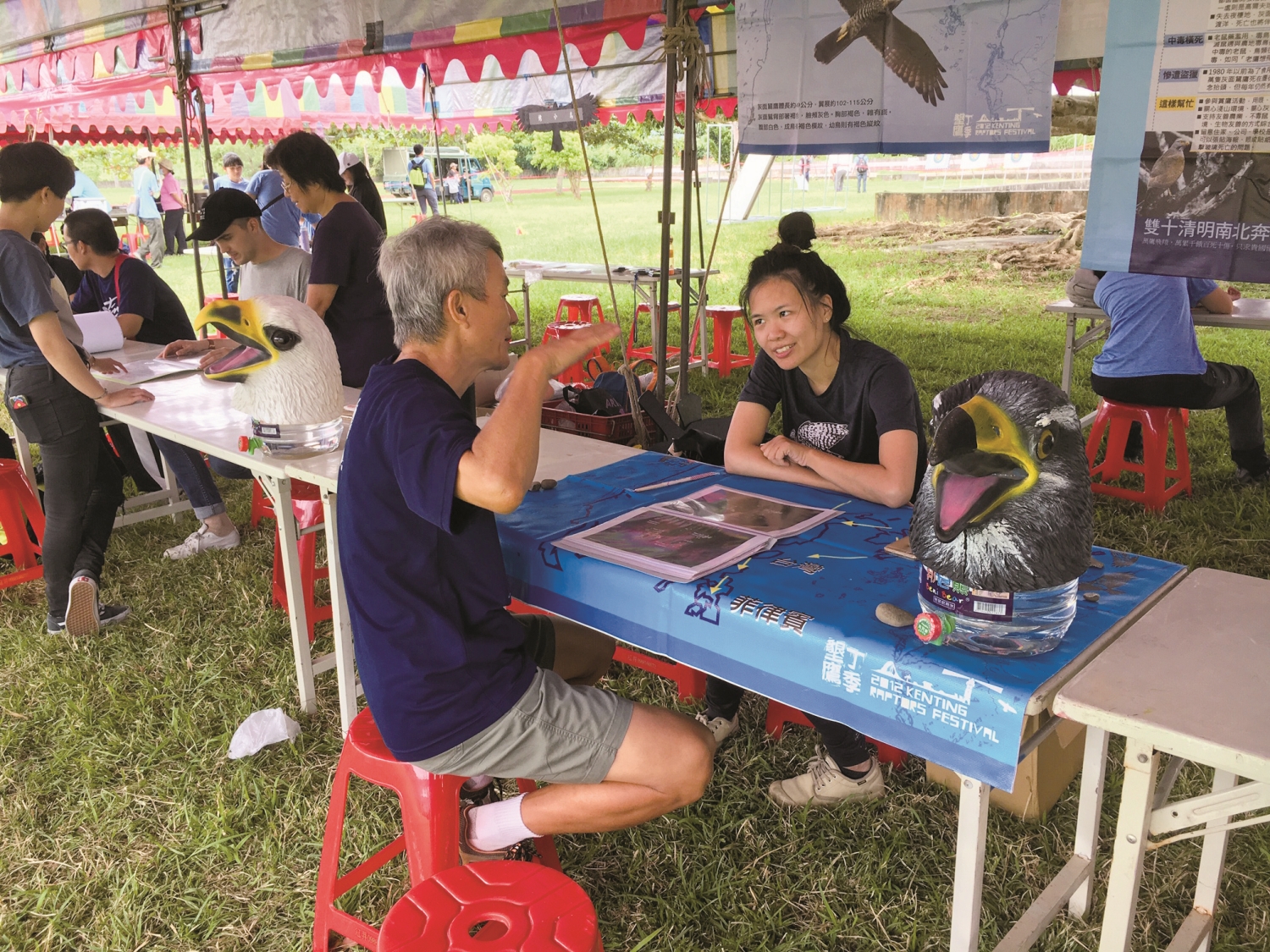 活動現場的宣導攤位隨處可見鳥會人員熱情向民眾解說／蕭恩沛 提供