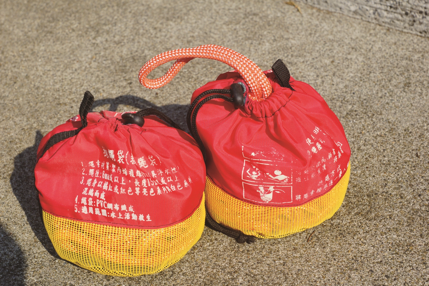 水中運動協會捐贈的拋繩袋，將持續守護墾丁國家公園遊客的安全／楊政峰 提供