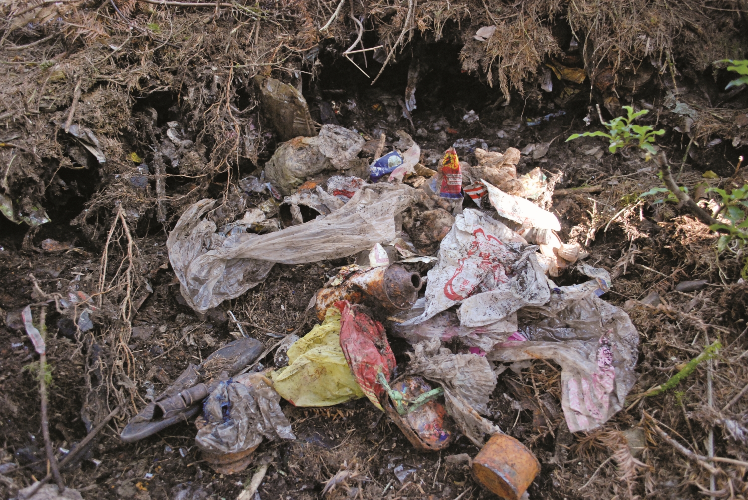 挖掘出山林中的陳年垃圾時，參與者總戲稱自己為「考古團體」／雪管處 提供
