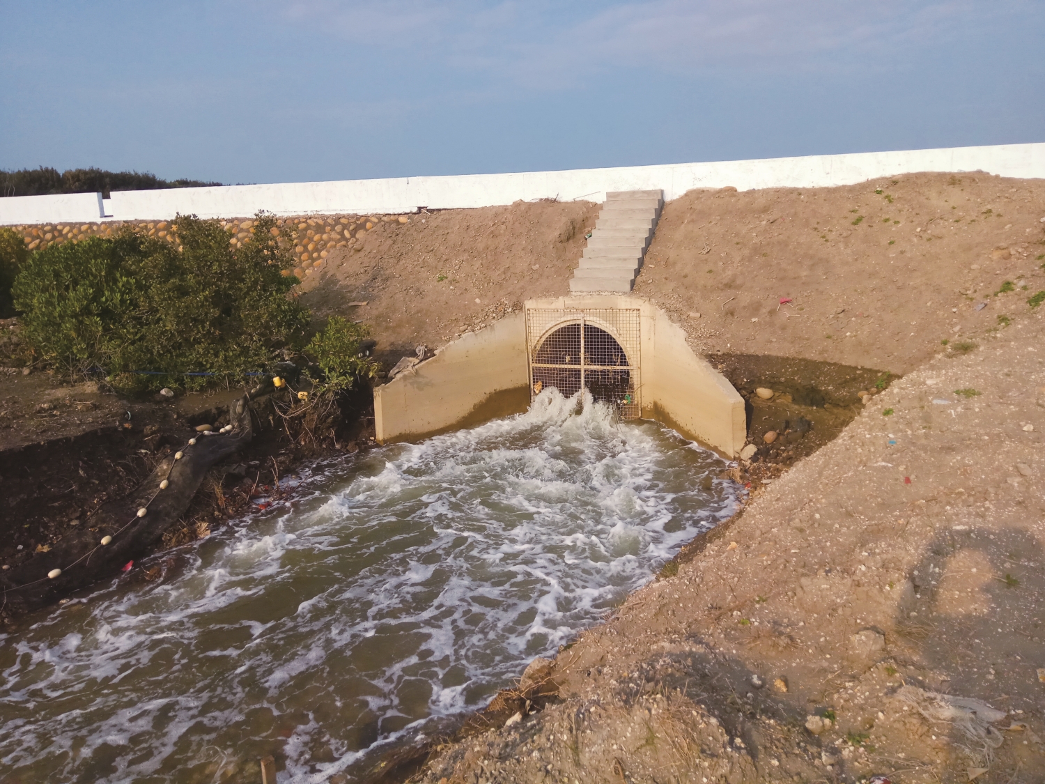 1.引水涵管增設攔污柵，防止垃圾隨海水侵入濕地