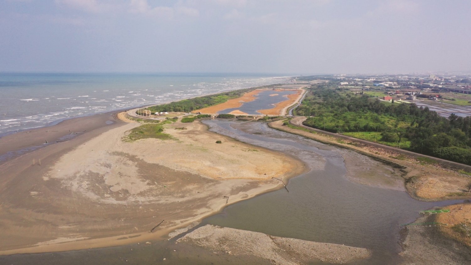 4.老街溪出海口濕地陸化獲得改善，裸露的礫石灘地是小燕鷗極佳的繁殖棲地