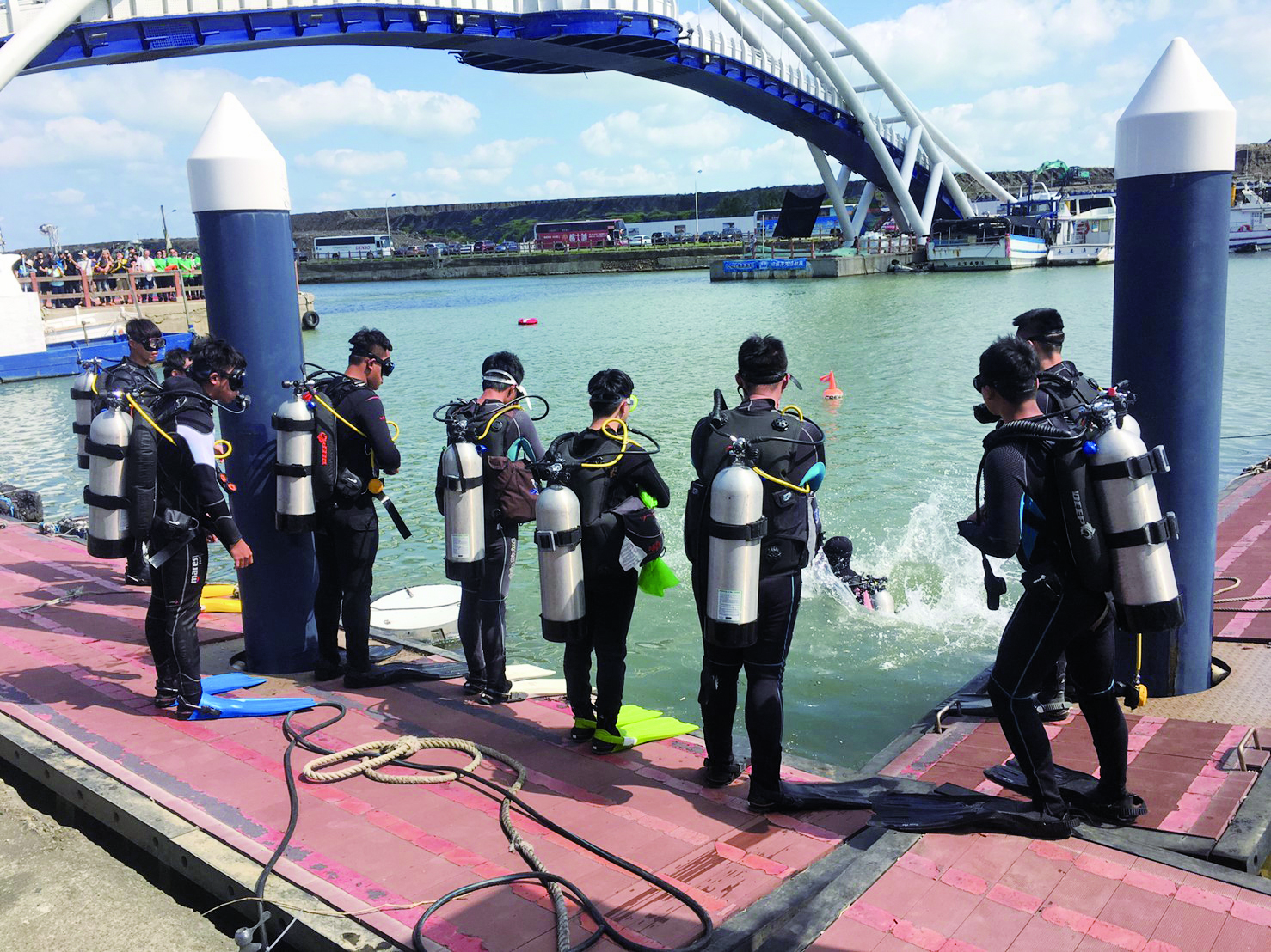 環保潛水隊執行淨海任務／桃園市海管處 提供