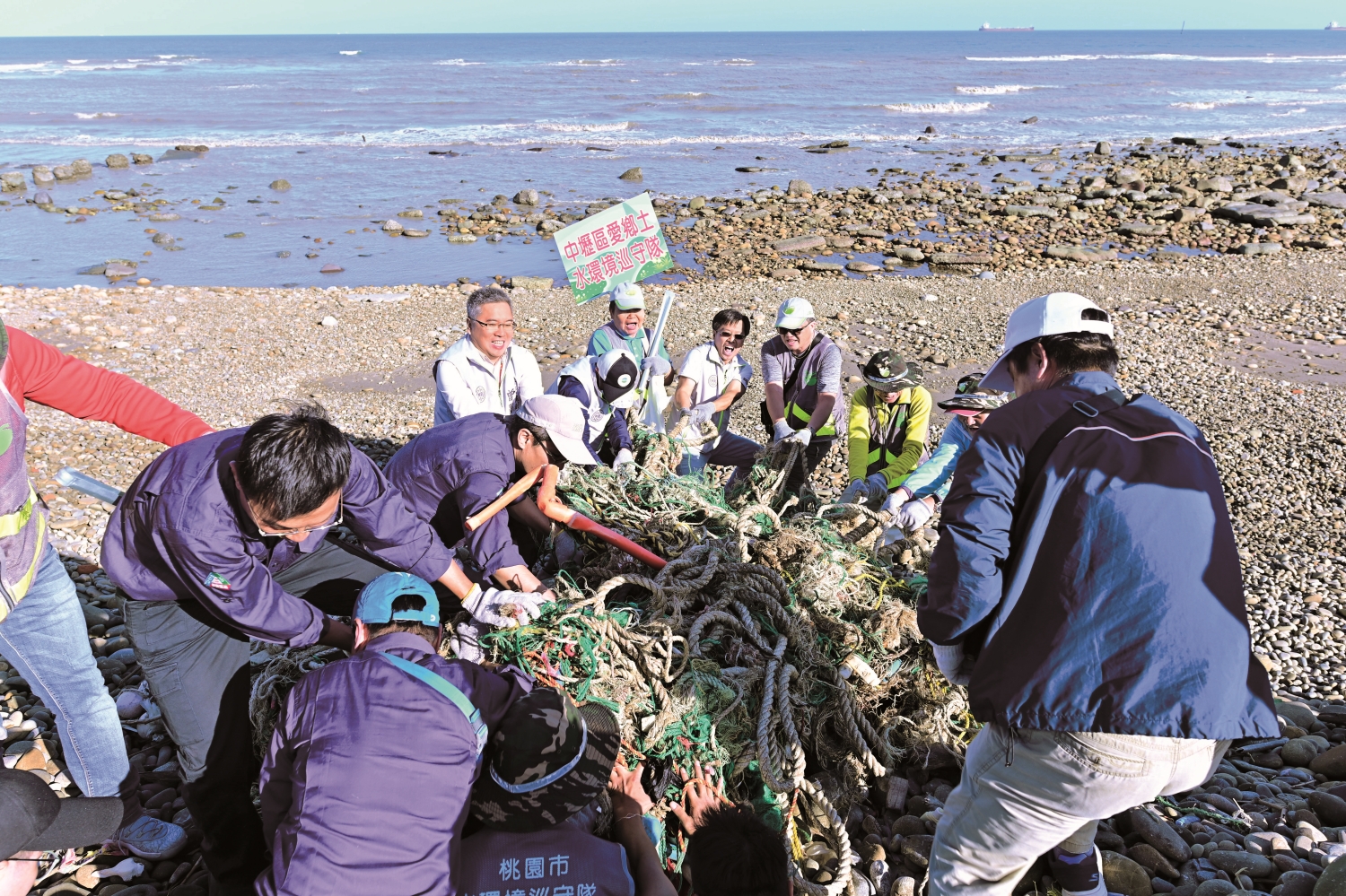 海岸巡護隊協助清運海漂垃圾／桃園市海管處 提供