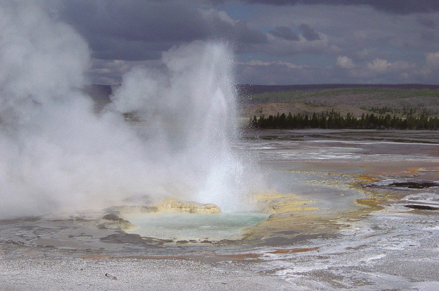 黃石公園裡的漏壺間歇泉（Clepsydra Geyser）／ Daniel Mayer 提供（來源：https://commons.wikimedia.org/wiki/File:Clepsydra_Geyser_at_Fountain_Paint_Pot_in_Yellowstone.JPG）