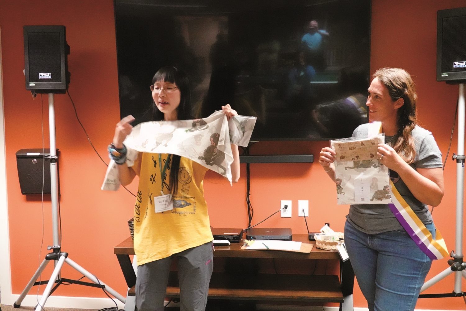 黃雅婷向全體學員介紹圖案生動可愛的獼猴涼感頭巾，博得極高人氣／高千雯 提供