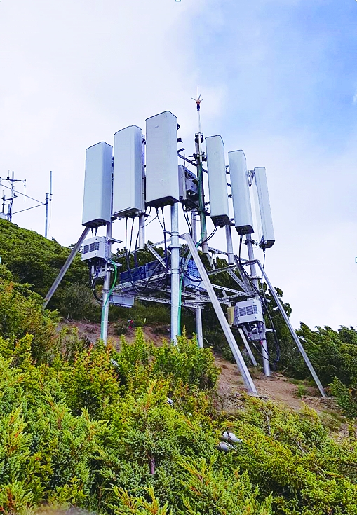 玉山北峰新設的基地臺天線，大大提升山區通訊品質／玉管處 提供
