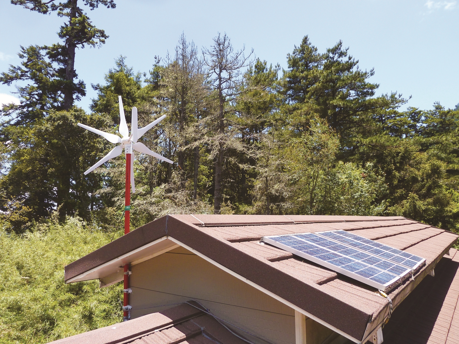 雲稜山屋裝設風力及太陽能發電設備力求能源自給自足／太管處 提供