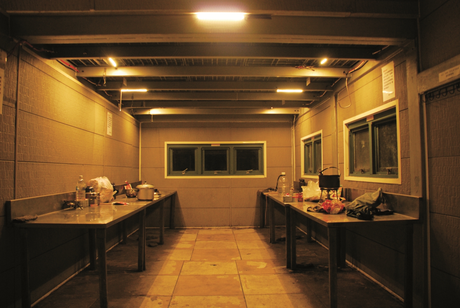 雲稜山屋內的太陽能照明／太管處 提供