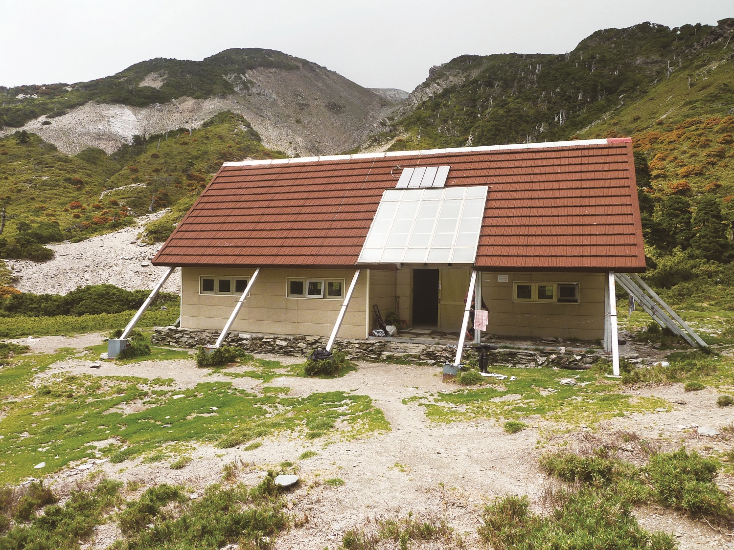 南湖圈谷山屋，造型簡約，色彩融入地景／太管處 提供 
