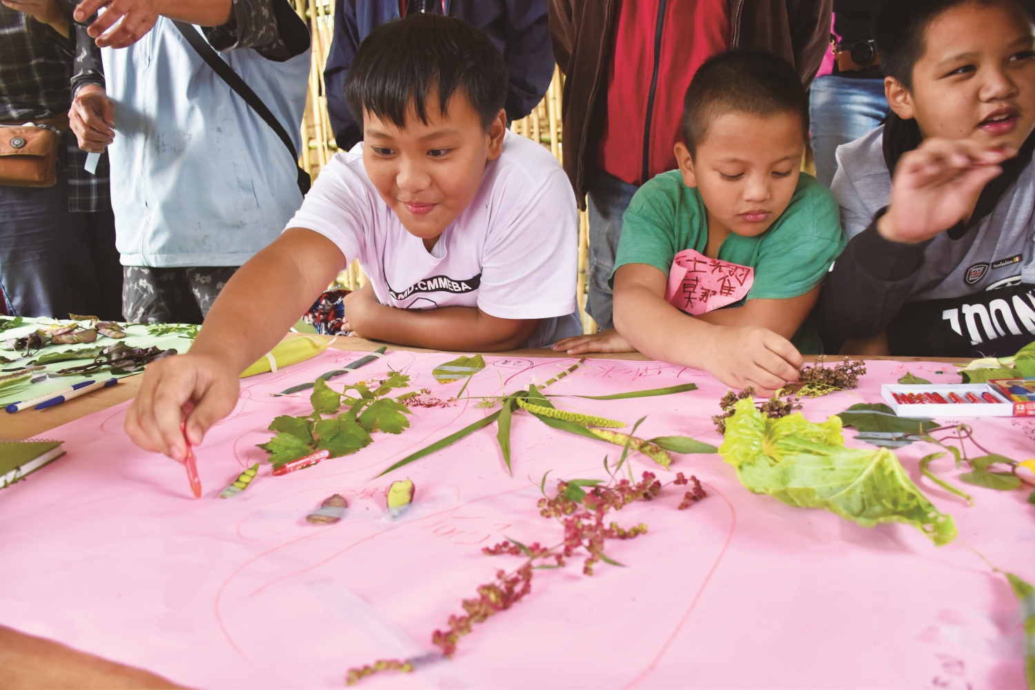 除了瞭解傳統飲食，老師們也帶領當地孩童使用傳統植物創作／玉山銀行 提供