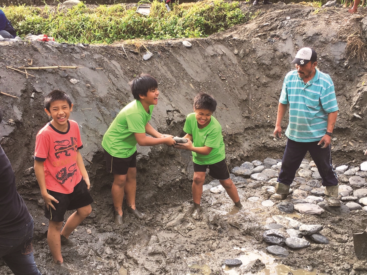 不分大小一同參與生態池砌石作業，傳承傳統工藝智慧也守護「菊池氏細鯽」／玉山銀行 提供