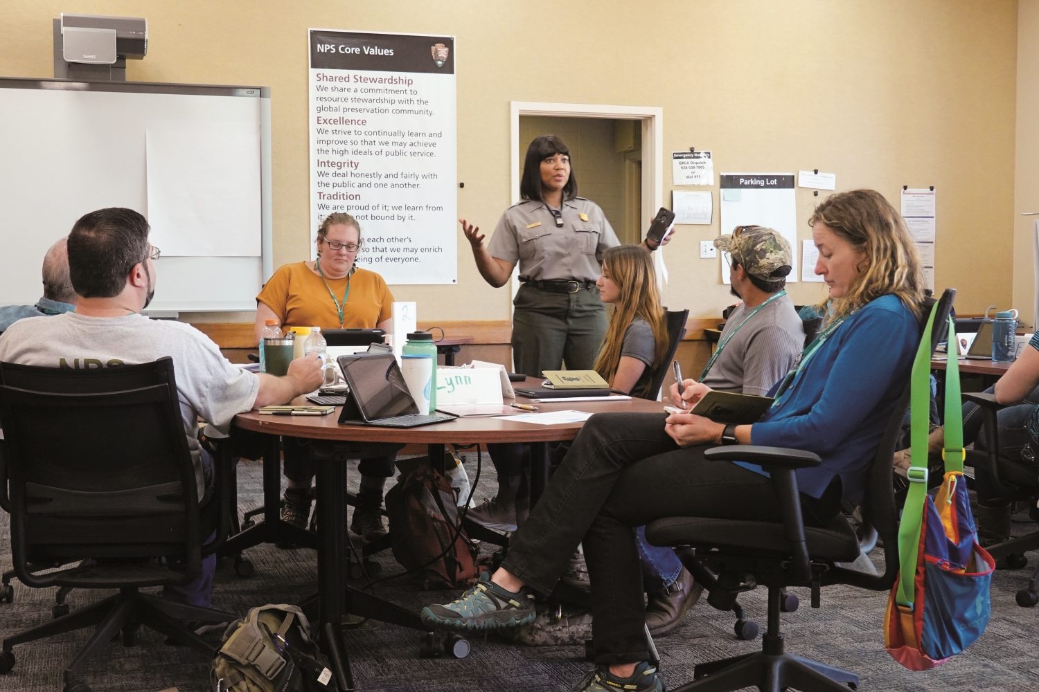 講師不只單向傳遞知識，更著重於引導分組討論，從思考辨證中加強學
習效果／高千雯 提供